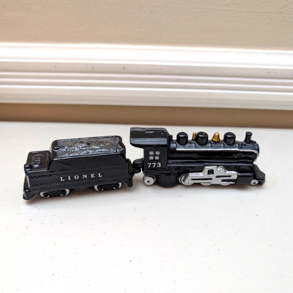 Lionel Black Train Model Salt and Pepper shakers. Vintage